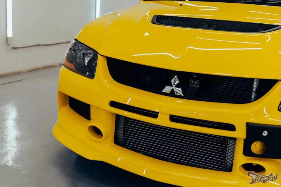 Частичная покраска Mitsubishi Lancer Evolution с подбором цвета: старая краска снялась вместе с пленкой!